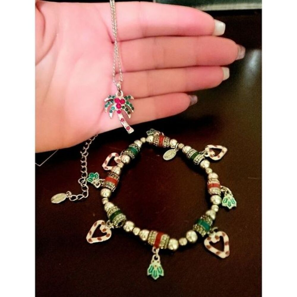 ⭐ BEAUTIFUL Holiday Necklace and Bracelet Set!